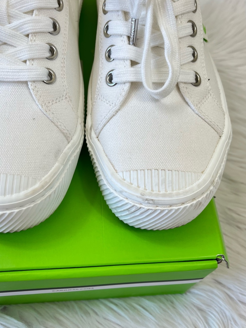 Cariuma white low canvas sneakers, tennis shoes, organic cotton, size 7.5 - Picture 3 of 10